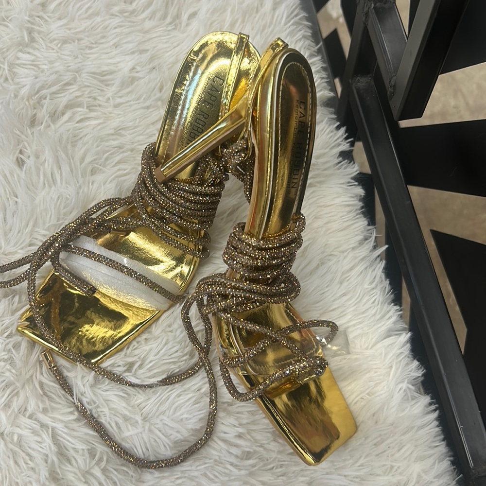 Gold heels size 8.5  5in.